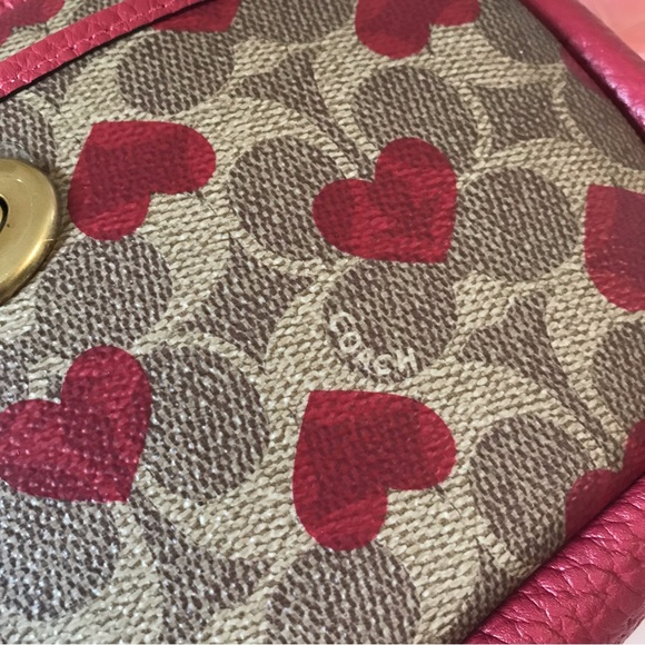 ❤️Coach Camera Bag In Signature Canvas With Heart Print - Picture 14 of 16